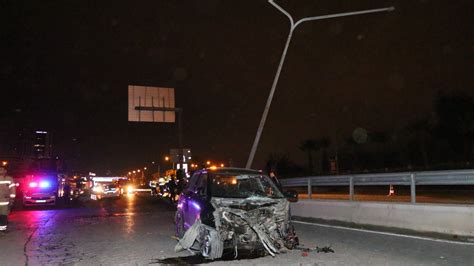 İzmirde feci kaza Refüje çarpan sürücü can verdi